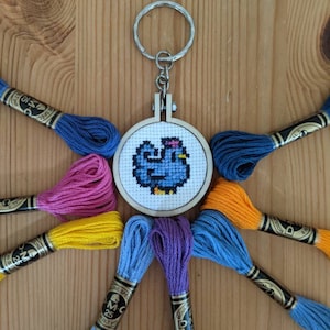 Blaues Küken Stardew Kreuzstich Schlüsselanhänger/Magnet