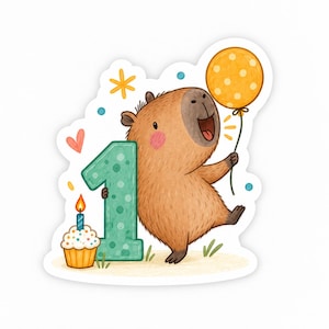 Puede incluir: Una pegatina troquelada que muestra un capibara marrón sosteniendo un globo amarillo de lunares junto a un gran número uno de color verde azulado. Un cupcake con una vela encendida se sitúa en la base del número, junto a un corazón rosa y estrellas.