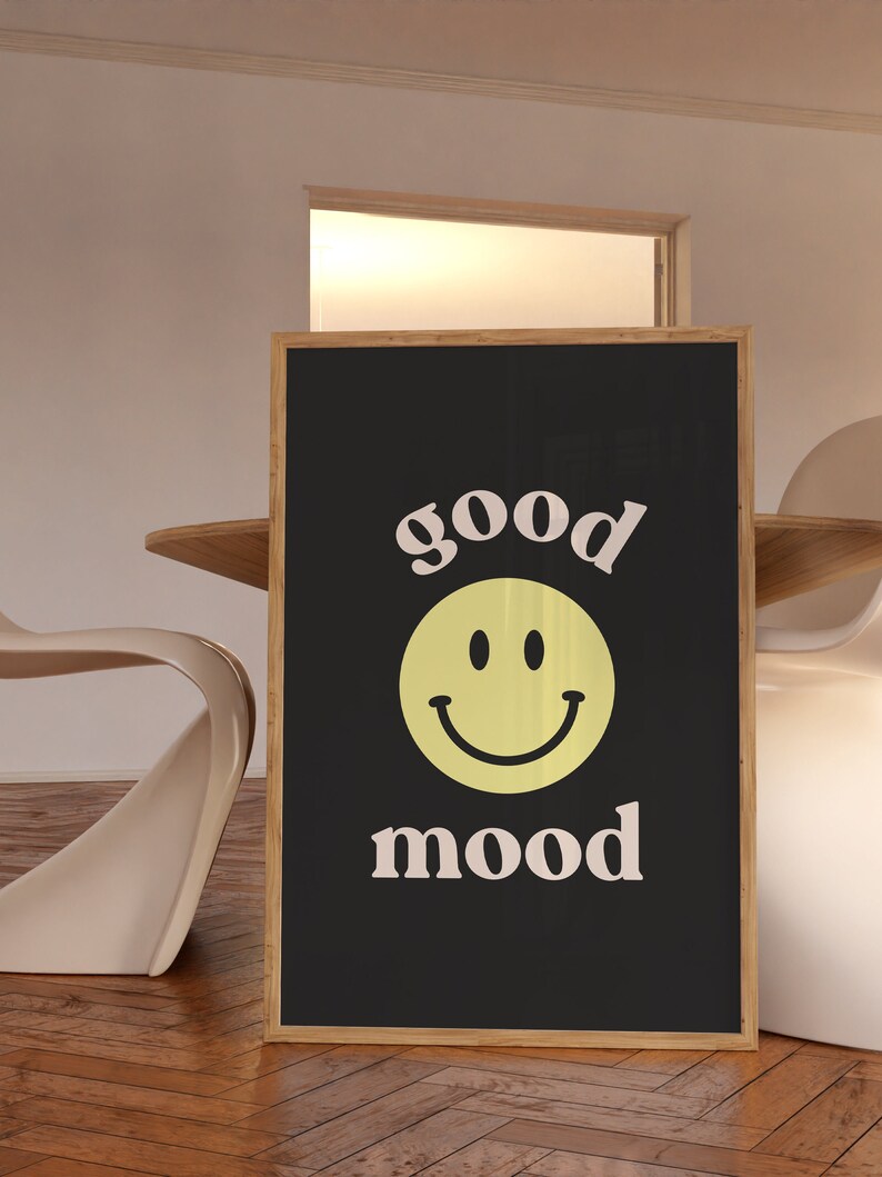 Może przedstawiać: Czarny plakat w ramie z napisem "good mood" w kolorze białym i ż&oacute;łtą buźką.