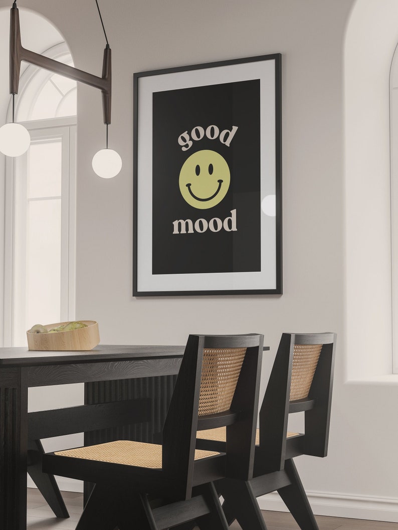 Może przedstawiać: Czarno-biały plakat w ramie z tekstem "good mood" i ż&oacute;łtą buźką.