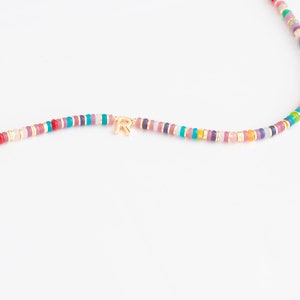 Collar de letras personalizado con cuentas de letras y discos bañados en oro de 14 k con jaspe y cuarzo (con extensor de 2 pulgadas)