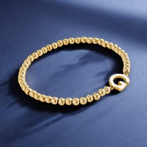 Pulsera con inicial bañada en oro / Pulsera elástica personalizada / Joyería con letras personalizadas / Regalo para ella, él o niño / Hue & Haze Handmade