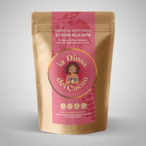 Puede incluir: Una bolsa de pie marrón con granola, que presenta una etiqueta central rosa con el texto Granola Artesanal El Poder de la Diosa y La Diosa del Cacao. La etiqueta muestra una ilustración de una figura con una corona y cacao.
