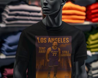Camiseta gráfica unisex de baloncesto profesional de Los Ángeles: "Enviada. Aun así, llegó". Camiseta inspirada en Luka Doncic • Regalo para fanáticos del deporte