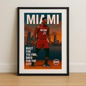 MIA – Póster de baloncesto del horizonte de Miami: «Construido para el fuego, criado para la ciudad». Arte mural de baloncesto profesional, decoración para salas deportivas, regalo para aficionados al deporte.