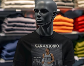 Camiseta gráfica unisex de San Antonio Pro Basketball: "Aquí arriba lo piensas dos veces" - Camiseta inspirada en Victor Wembanyama • Regalo para fanáticos de los deportes