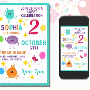 Op de afbeelding: Een kleurrijke verjaardagsuitnodiging voor een kind genaamd Sophia dat twee jaar wordt. De uitnodiging toont een paars monster, een blauw monster, een gele ster, een roze ballon, een groene ballon en de tekst "Sophia wordt 2. Oktober 5e. The Smith Home 1425 Wright Lane City, ST 65341 16:00-19:00 uur".