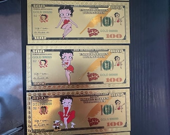 Könnte beinhalten: Fünf rechteckige, goldfarbene Scherzgeldscheine mit Betty Boop-Illustrationen. Jeder Schein zeigt den Text 100, United States of America und Betty Boop. Die Designs enthalten verschiedene Posen der Figur, rote Lippen und goldene Federgrafiken.