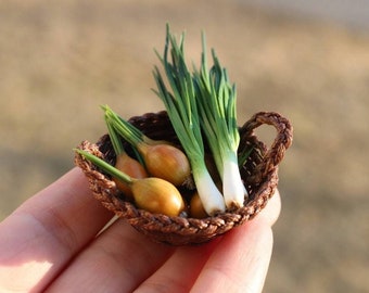 Frühlingszwiebeln und Zwiebeln für ein Puppenhaus in 1/12 Miniatur Gemüse 1:6 Miniatur Gemüse Puppenhaus Zubehör