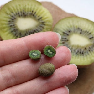 Miniature kiwi for a dollhouse, 1/12 and 1/6 scale realistic fruits, realistic fruits Mini kiwi image 2