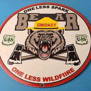 Letrero vintage del Servicio Forestal: Smokey el oso, con hacha, letrero de porcelana para surtidor de gasolina.