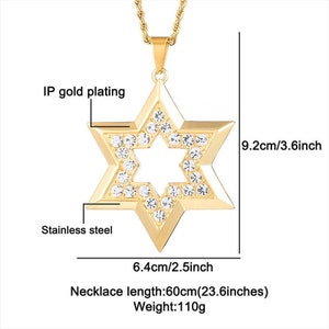 Puede incluir: Collar con colgante de estrella de David de acero inoxidable chapado en oro. El colgante mide 9,2 cm de alto y 6,4 cm de ancho, con una longitud de cadena de 60 cm. El colgante está adornado con cristales transparentes y pesa 110 g.