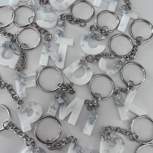 Schlüsselanhänger Buchstaben klein Epoxidharz weiß/silber
