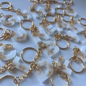 Schlüsselanhänger Buchstaben klein Epoxidharz weiß/gold