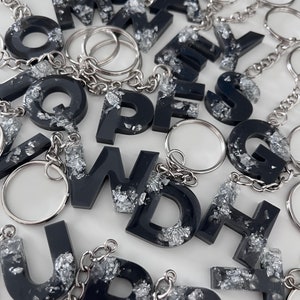 Schlüsselanhänger Buchstaben klein Epoxidharz schwarz/silber