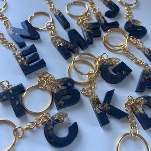 Schlüsselanhänger Buchstaben klein Epoxidharz gold/schwarz