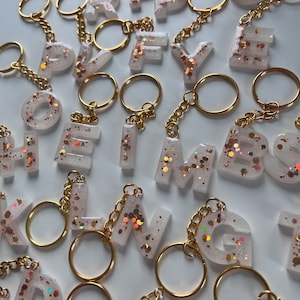 Schlüsselanhänger Buchstaben klein Epoxidharz weiß/glitzergold