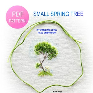Könnte beinhalten: Ein PDF-Muster für Hand-Stickerei eines kleinen Frühlingsbaums. Das Muster ist für Stickende mit mittlerem Können gedacht und benötigt keinen Stickrahmen oder Stickständer. Das Bild zeigt die fertige Stickerei auf weißem Stoff.