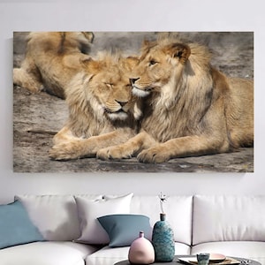 Zwei Löwen kuscheln sich aneinander Wandkunst, König des Waldes Leinwand, Wildtier Poster, Animal Print Art, Löwen Kunstwerk, Geschenk für Zuhause