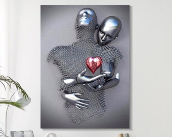 Op de afbeelding: Een zilveren sculptuur van twee figuren die elkaar omarmen, met een rood hart in het midden van hun borst. Het beeld is gemaakt van kettingmail en heeft een textuur, metallic afwerking.