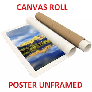 Op de afbeelding: Een opgerolde canvasprint van een bergmeerlandschap met een reflectie van de bergen in het water. Het canvas is opgerold en vastgemaakt met een bruine kartonnen buis. De tekst "CANVAS ROLL" is bovenaan de afbeelding in het rood gedrukt. De tekst "POSTER UNFRAMED" is onderaan de afbeelding in het rood gedrukt.