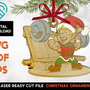 Könnte beinhalten: Ein lasergeschnittener Weihnachtsbaumschmuck aus Holz mit einem Cartoon-Elf, der Gewichte hebt. Der Elf trägt eine rot-weiße Weihnachtsmütze und ein grün-rotes Outfit. Der Schmuck ist bereit zum Bemalen oder in seiner natürlichen Farbe.