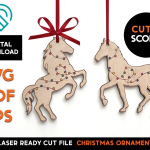 Op de afbeelding: Twee lasergesneden houten paardenversieringen met lichtslingers. De versieringen zijn klaar om te worden gesneden en gegraveerd voor een kerst knutselproject. De tekst "CUT + SCORE" is zichtbaar in de afbeelding.