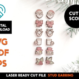 Puede incluir: Un conjunto de 10 diseños de pendientes de botón con temática navideña cortados con láser. Los diseños incluyen Papá Noel, un reno, un muñeco de nieve, una caja de regalo, una rama de acebo y un lazo. El texto "CUT + SCORE" es visible en la esquina superior derecha de la imagen. El texto "LASER READY CUT FILE STUD EARRING" es visible en la parte inferior de la imagen.