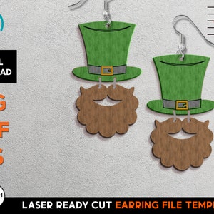 Op de afbeelding: Lasergesneden oorknoptemplate met een groene leprechaun-hoed met een bruine baard. De hoed heeft een gouden gesp en de baard heeft een snor. De oorknoppen zijn klaar om te worden uitgesneden en in elkaar gezet.