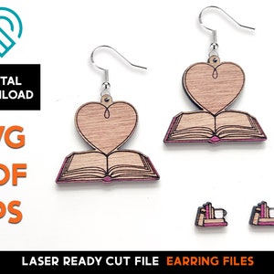 Può includere: Orecchini in legno tagliati al laser che rappresentano un libro aperto con un cuore in cima. Gli orecchini sono di colore marrone chiaro con accenti rosa. L'immagine mostra anche due orecchini più piccoli con libri impilati.