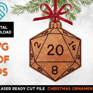 Könnte beinhalten: Weihnachtsbaumschmuck aus Holz in Form eines zwanzigseitigen Würfels, mit der Zahl 20. Der lasergeschnittene Schmuck trägt den Text "LASER READY CUT FILE CHRISTMAS ORNAMENT". Aufgehängt mit rotem Band und einem Tannenzweig.