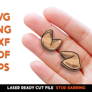 Puede incluir: Dos pendientes de botón de galleta de la fortuna de madera. Los pendientes son de color marrón claro con contornos negros y se sostienen en una mano. La imagen también incluye el texto "SVG, PNG, DXF, PDF, EPS" y "LASER READY CUT FILE STUD EARRING."