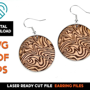 Puede incluir: Un par de pendientes de madera cortados con láser con un patrón de remolino marrón y blanco. Los pendientes son redondos y tienen ganchos plateados. La imagen incluye el texto "LASER READY CUT FILE EARRING FILES".