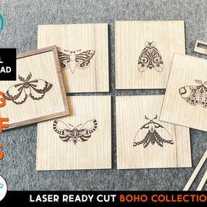 Puede incluir: Cuatro cuadrados de madera cortados con láser con intrincados diseños de mariposas. Las mariposas son de varios estilos y presentan patrones detallados. Los cuadrados están dispuestos en un patrón de cuadrícula sobre una superficie gris. El texto "LASER READY CUT BOHO COLLECTION" está impreso debajo de los cuadrados.