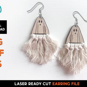 Könnte beinhalten: Ein Paar lasergeschnittene Holzohrringe in Geisterform mit weißen Makrameefransen. Die Ohrringe sind für Halloween konzipiert und bereit zum Zusammenbauen.