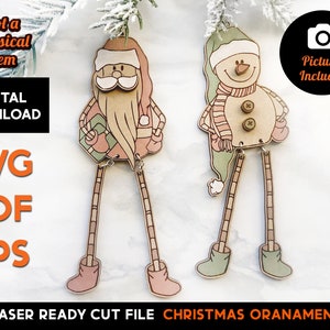 Könnte beinhalten: Digitaler Download von zwei Laser-geschnittenen Weihnachtsbaumschmuck-Designs. Ein Design ist ein Weihnachtsmann mit Bart und einem Sack voller Geschenke. Das andere Design ist ein Schneemann mit Schal und Knöpfen. Die Designs sind bereit, mit einem Laserschneider geschnitten zu werden.