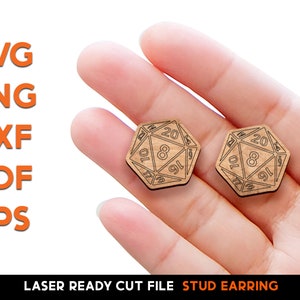 Może przedstawiać: Para drewnianych kolczyków w kształcie dwudziestościennej kostki do gry. Kolczyki są wycięte laserowo i gotowe do złożenia.