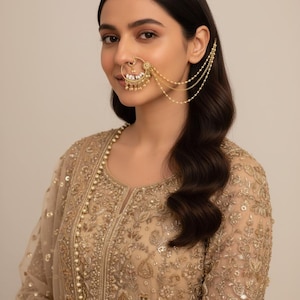 Kundan Bridal Nath: gouden Indiase neusring met parelkettingen