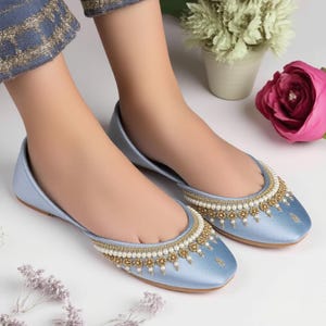 Khussa Jutti nuptiale bleu poudré - Chaussures pendjabi brodées d'or pour les mariages et l'Aïd