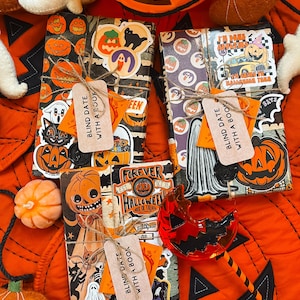 Halloween blind date met een boek, vintage halloween, boe-mand, horrorboek, heksenboek, mysterieboek, verrassingsboek, retro, spookachtige sfeer, horrorboek