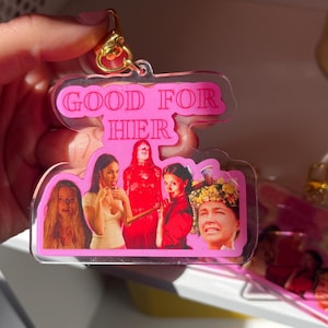 「Good For Her」キーホルダー、ホラー映画キーホルダー、フェミニストキーホルダー、アクリルキーホルダー、女性の怒り、魔女、ミッドサマー、パール、ジェニファーズ・ボディ