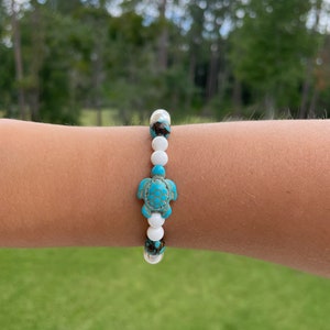 SEA TURTLE ARMBAND: blauwe schildpad met parels (rekbaar koord)