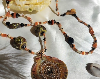 Collar de conchas hecho a mano: cuentas coloridas y estilo playero. Collar artesanal de estilo bohemio con conchas, cuentas coloridas y madera natural.