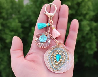 Llavero multifuncional con forma de concha marina | Adorno náutico para bolso | Mosquetón y cuentas hechos a mano, pieza única y original