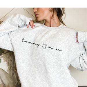 Minimalist Bunny Mom Sweatshirt, Womens Aesthetic Bunny Mama Crewneck, Rabbit Lover Gifts for Her, Bunny Parent Sweater, Bunny Lover Shirt