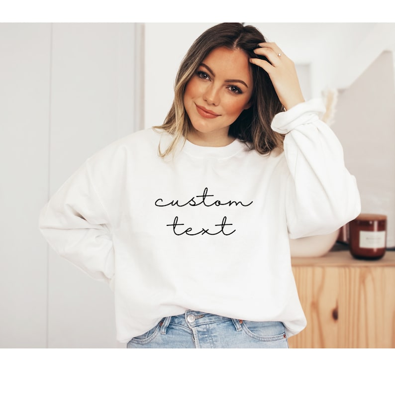 Puede incluir: Sudadera blanca con el texto "custom text" impreso en negro.