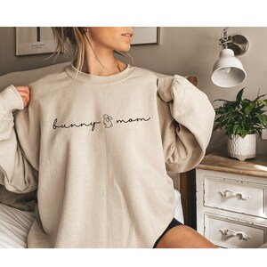 Bunny Mom Sweatshirt, Bunny Mama Gift, Rabbit Lover Gifts, Bunny Parent Shirt, Bunny Lover Shirt, Bunny Mom Gift, Bunny Shirt, Rabbit Shirt 画像 3