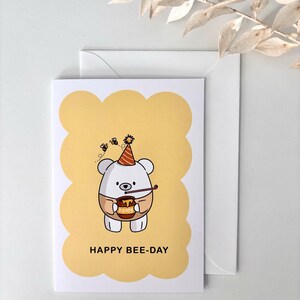 Joyeux jour des abeilles - carte d'anniversaire | Ours mignon | Carte de voeux vierge | Illustration minimale |