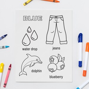 Può includere: Una pagina da colorare bianca con la parola "BLU" e illustrazioni di gocce d'acqua, jeans, un delfino e mirtilli. Pastelli e pennarelli di vari colori circondano la pagina.