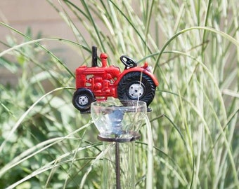 Trecker Regenmesser - Niederschlagsmesser Traktor aus Gusseisen auf Stange – Gartenstecker Landwirtschaft